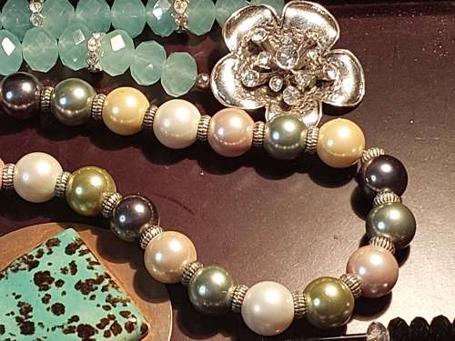 A COLLECTION OF VINTAGE FASHION COSTUME NECKLACES SOLD AS IS