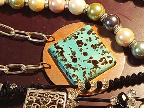 A COLLECTION OF VINTAGE FASHION COSTUME NECKLACES SOLD AS IS