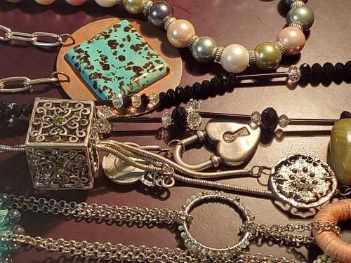 A COLLECTION OF VINTAGE FASHION COSTUME NECKLACES SOLD AS IS