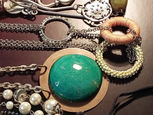 A COLLECTION OF VINTAGE FASHION COSTUME NECKLACES SOLD AS IS