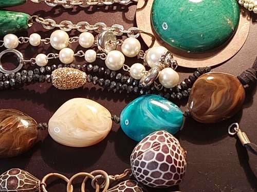 A COLLECTION OF VINTAGE FASHION COSTUME NECKLACES SOLD AS IS