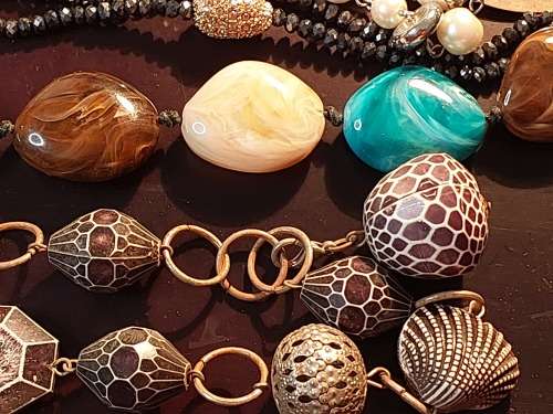 A COLLECTION OF VINTAGE FASHION COSTUME NECKLACES SOLD AS IS