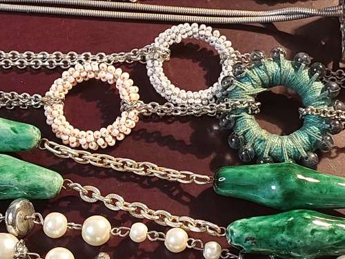 A COLLECTION OF VINTAGE FASHION COSTUME NECKLACES SOLD AS IS