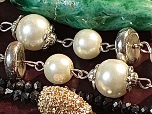A COLLECTION OF VINTAGE FASHION COSTUME NECKLACES SOLD AS IS