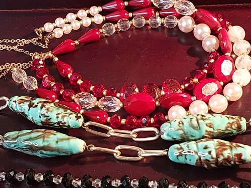A COLLECTION OF VINTAGE FASHION COSTUME NECKLACES SOLD AS IS