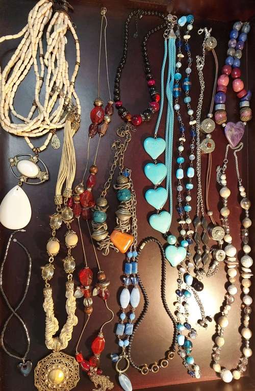 A BULK VINTAGE COLLECTION OF DESIGNER COSTUME NECKLACES SOLD AS IS