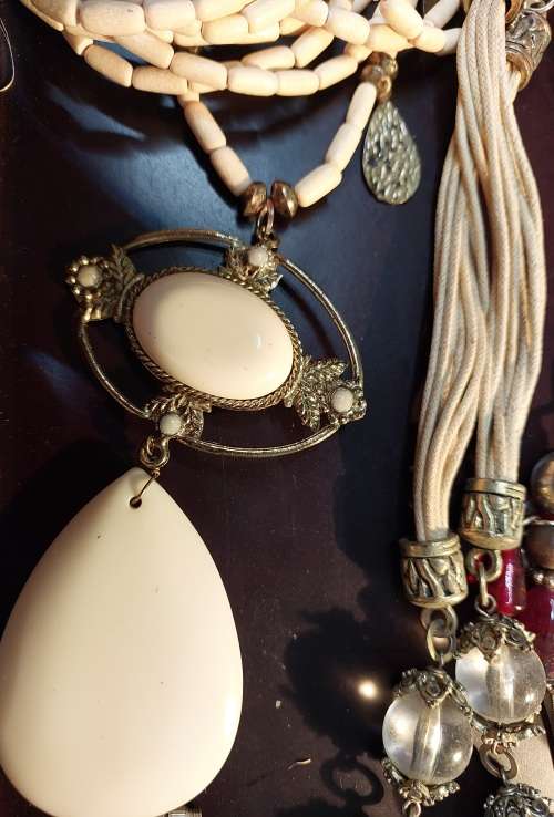 A BULK VINTAGE COLLECTION OF DESIGNER COSTUME NECKLACES SOLD AS IS