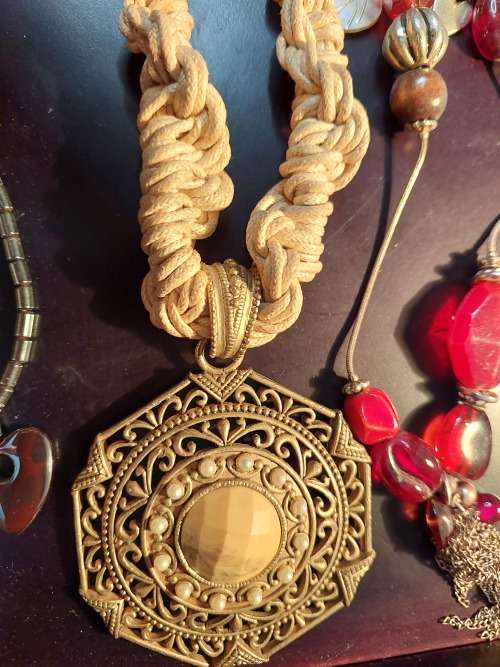 A BULK VINTAGE COLLECTION OF DESIGNER COSTUME NECKLACES SOLD AS IS