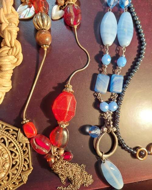 A BULK VINTAGE COLLECTION OF DESIGNER COSTUME NECKLACES SOLD AS IS