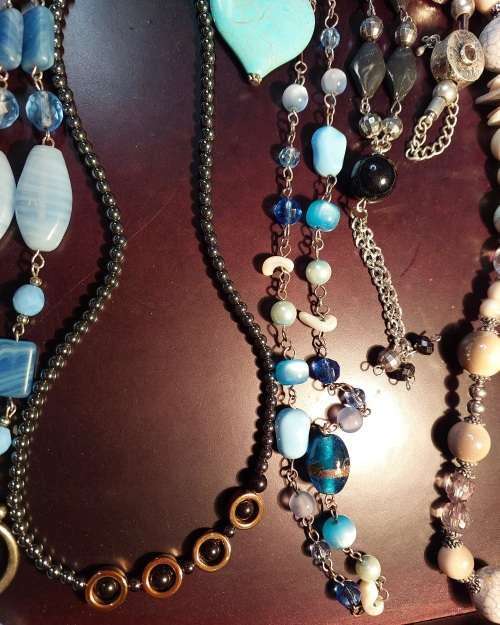 A BULK VINTAGE COLLECTION OF DESIGNER COSTUME NECKLACES SOLD AS IS