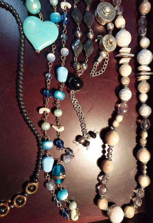 A BULK VINTAGE COLLECTION OF DESIGNER COSTUME NECKLACES SOLD AS IS
