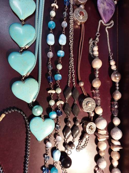 A BULK VINTAGE COLLECTION OF DESIGNER COSTUME NECKLACES SOLD AS IS