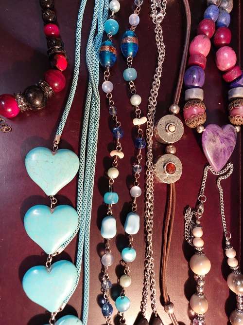A BULK VINTAGE COLLECTION OF DESIGNER COSTUME NECKLACES SOLD AS IS