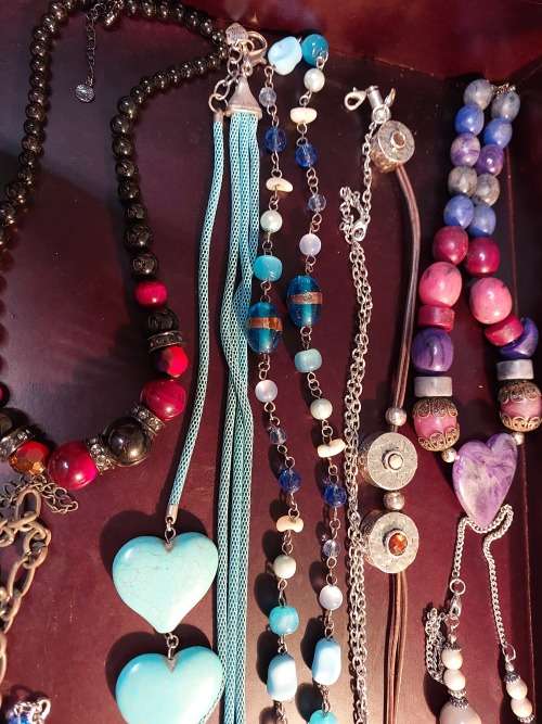 A BULK VINTAGE COLLECTION OF DESIGNER COSTUME NECKLACES SOLD AS IS