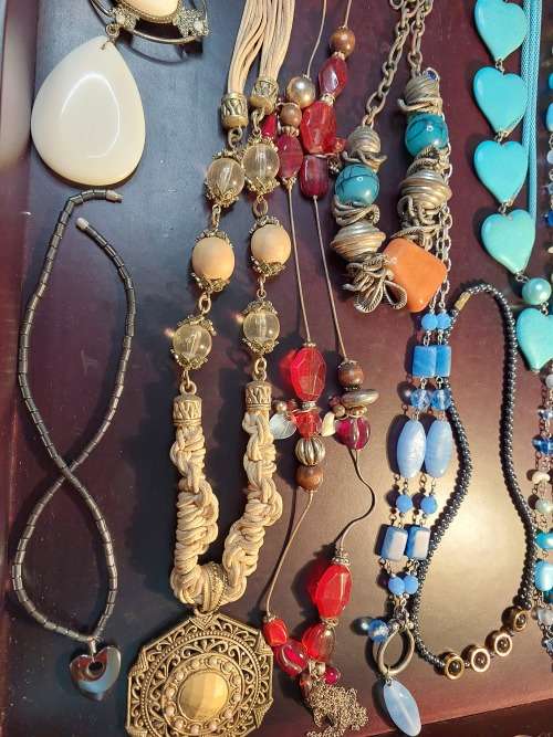 A BULK VINTAGE COLLECTION OF DESIGNER COSTUME NECKLACES SOLD AS IS