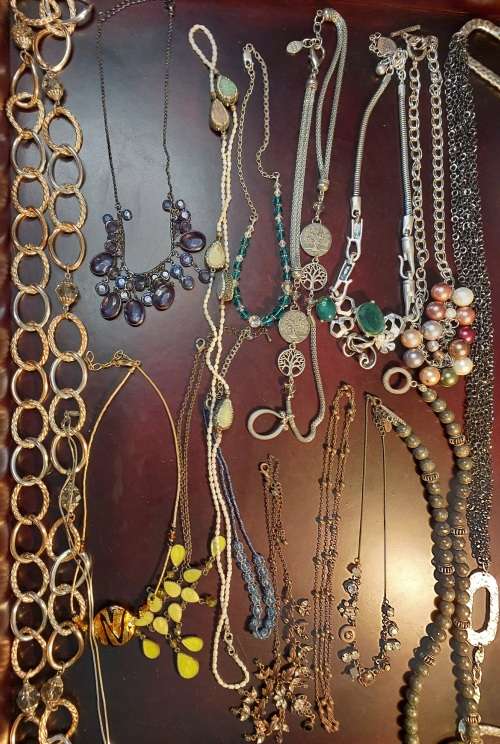 A VINTAGE COLLECTION OF DESIGNER COSTUME NECKLACES