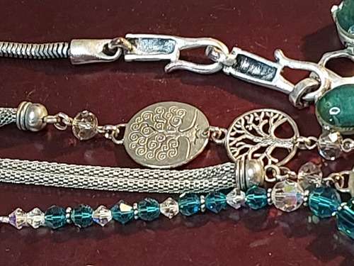 A VINTAGE COLLECTION OF DESIGNER COSTUME NECKLACES