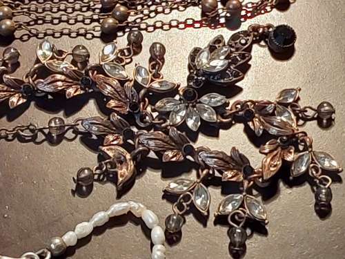 A VINTAGE COLLECTION OF DESIGNER COSTUME NECKLACES