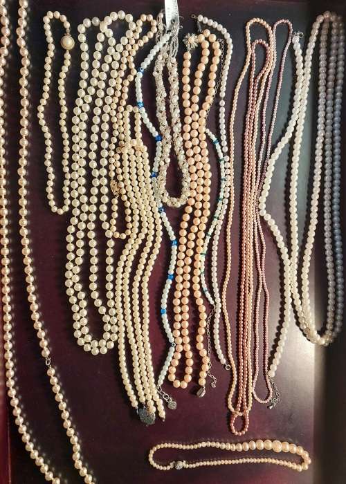 A BULK VINTAGE COLLECTION OF SYNTHETIC COSTUME PEARL BEAD NECKLACES