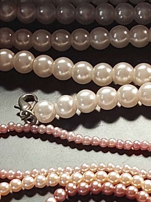 A BULK VINTAGE COLLECTION OF SYNTHETIC COSTUME PEARL BEAD NECKLACES