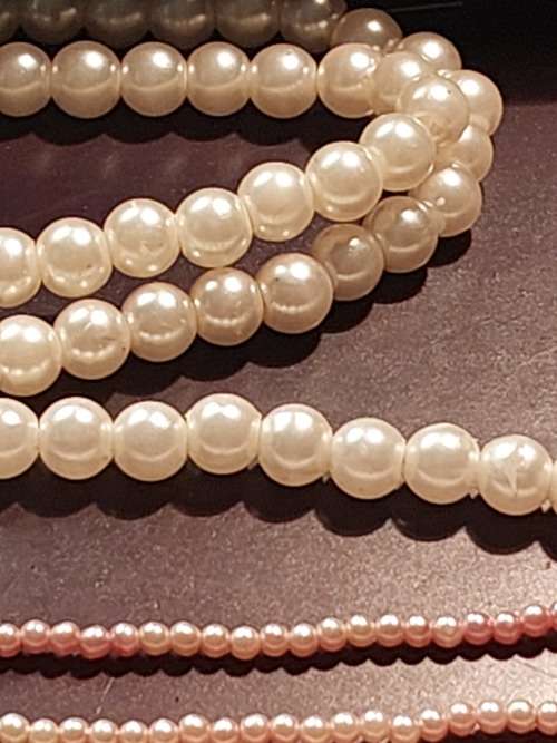 A BULK VINTAGE COLLECTION OF SYNTHETIC COSTUME PEARL BEAD NECKLACES