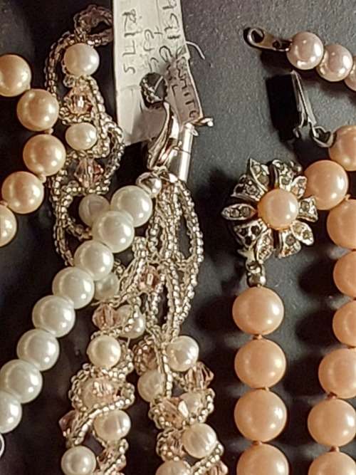 A BULK VINTAGE COLLECTION OF SYNTHETIC COSTUME PEARL BEAD NECKLACES