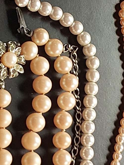A BULK VINTAGE COLLECTION OF SYNTHETIC COSTUME PEARL BEAD NECKLACES