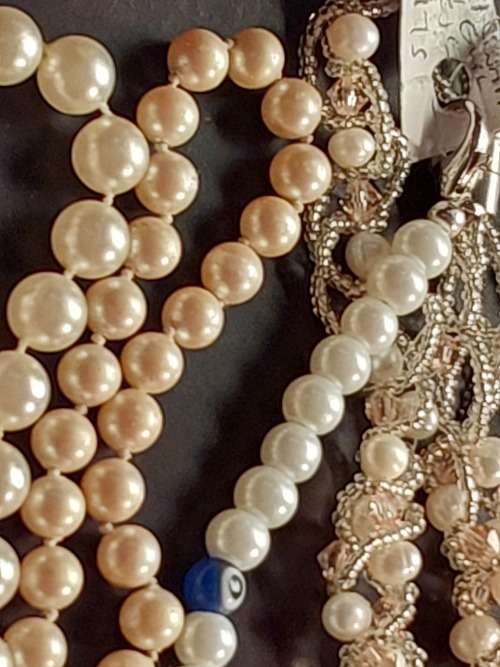 A BULK VINTAGE COLLECTION OF SYNTHETIC COSTUME PEARL BEAD NECKLACES