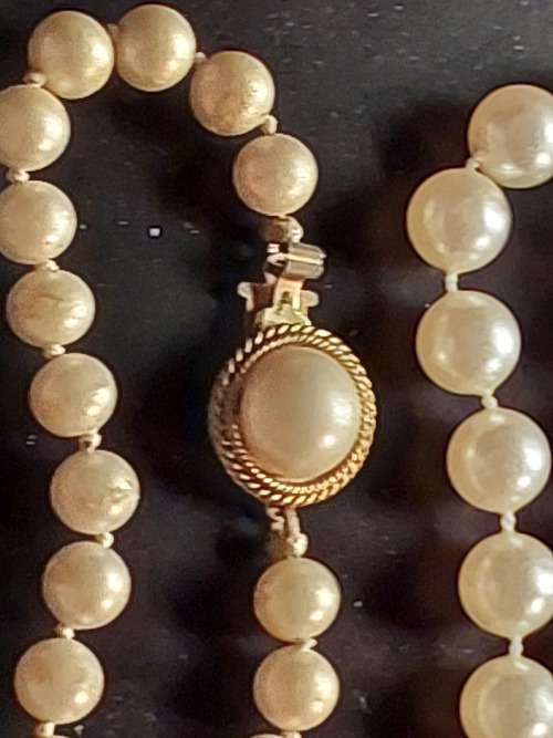 A BULK VINTAGE COLLECTION OF SYNTHETIC COSTUME PEARL BEAD NECKLACES
