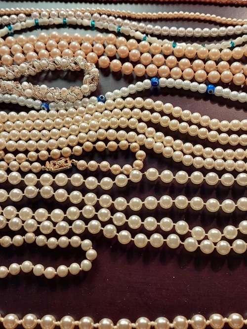 A BULK VINTAGE COLLECTION OF SYNTHETIC COSTUME PEARL BEAD NECKLACES