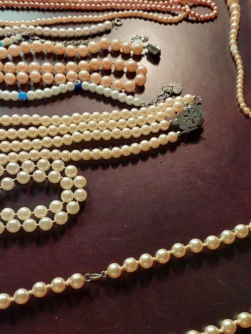 A BULK VINTAGE COLLECTION OF SYNTHETIC COSTUME PEARL BEAD NECKLACES