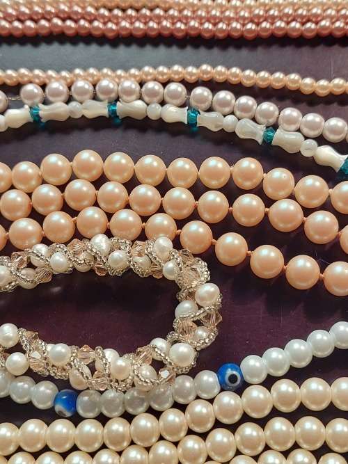 A BULK VINTAGE COLLECTION OF SYNTHETIC COSTUME PEARL BEAD NECKLACES
