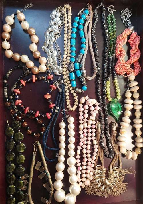 A BULK COLLECTION OF VINTAGE  QUALITY DESIGNER NECKLACES