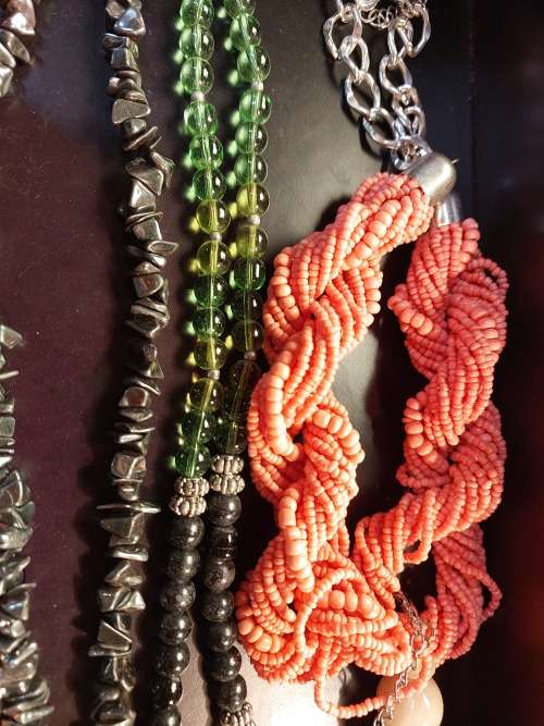 A BULK COLLECTION OF VINTAGE  QUALITY DESIGNER NECKLACES