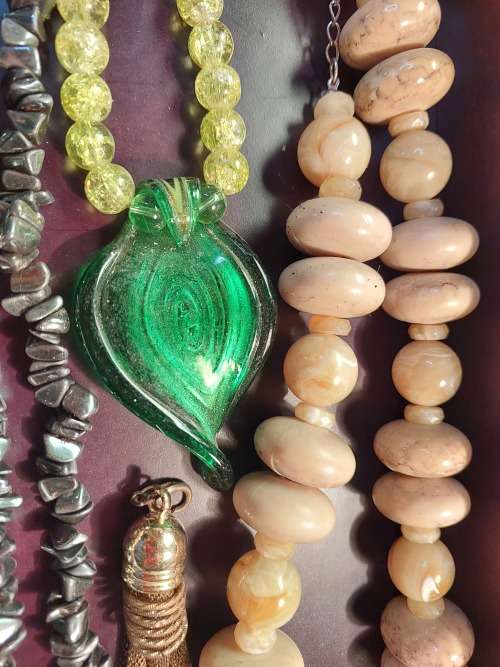 A BULK COLLECTION OF VINTAGE  QUALITY DESIGNER NECKLACES
