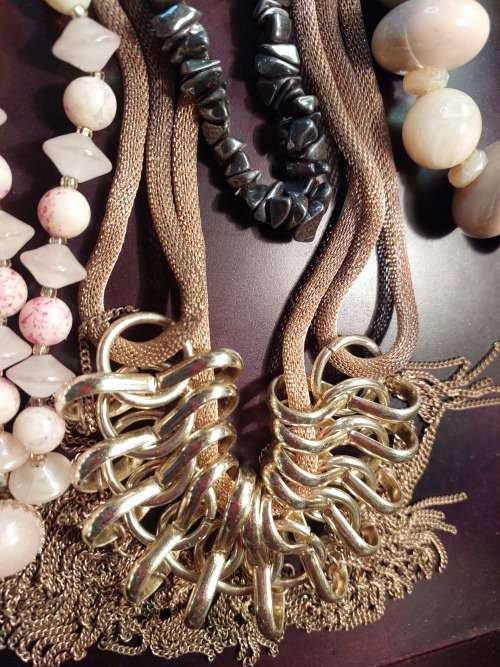 A BULK COLLECTION OF VINTAGE  QUALITY DESIGNER NECKLACES