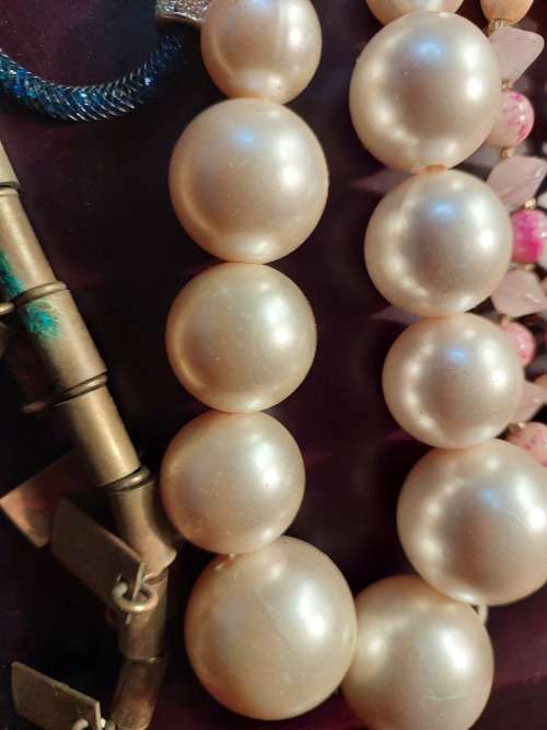 A BULK COLLECTION OF VINTAGE  QUALITY DESIGNER NECKLACES