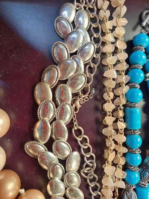 A BULK COLLECTION OF VINTAGE  QUALITY DESIGNER NECKLACES