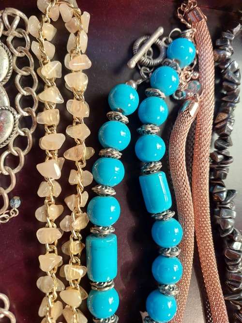 A BULK COLLECTION OF VINTAGE  QUALITY DESIGNER NECKLACES