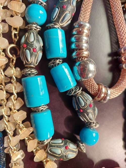A BULK COLLECTION OF VINTAGE  QUALITY DESIGNER NECKLACES
