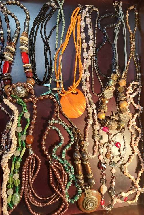 A VINTAGE COLLECTION OF COSTUME NECKLACES