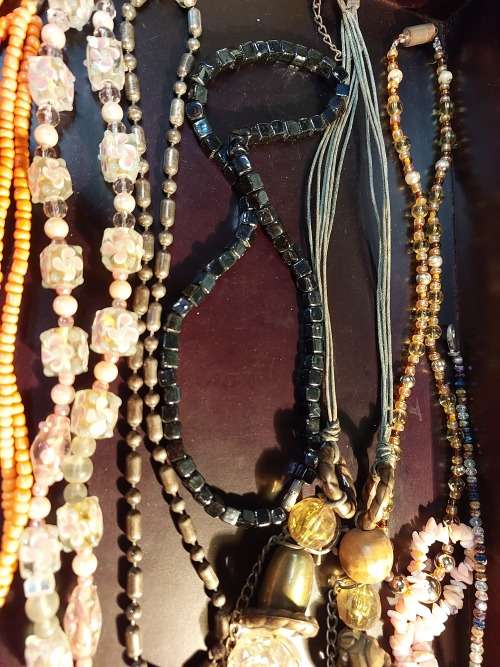 A VINTAGE COLLECTION OF COSTUME NECKLACES