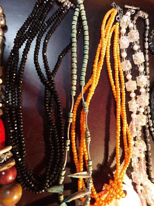 A VINTAGE COLLECTION OF COSTUME NECKLACES