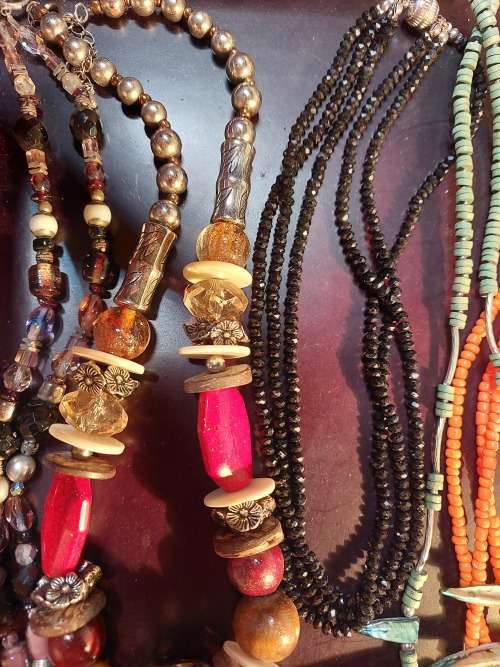 A VINTAGE COLLECTION OF COSTUME NECKLACES