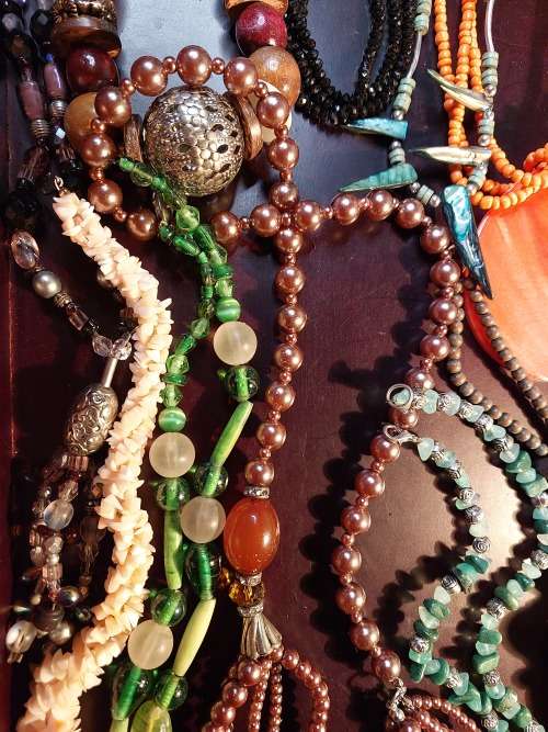 A VINTAGE COLLECTION OF COSTUME NECKLACES