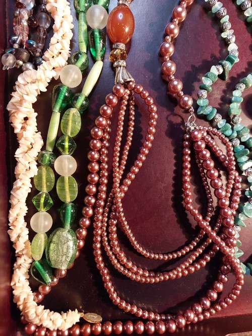A VINTAGE COLLECTION OF COSTUME NECKLACES