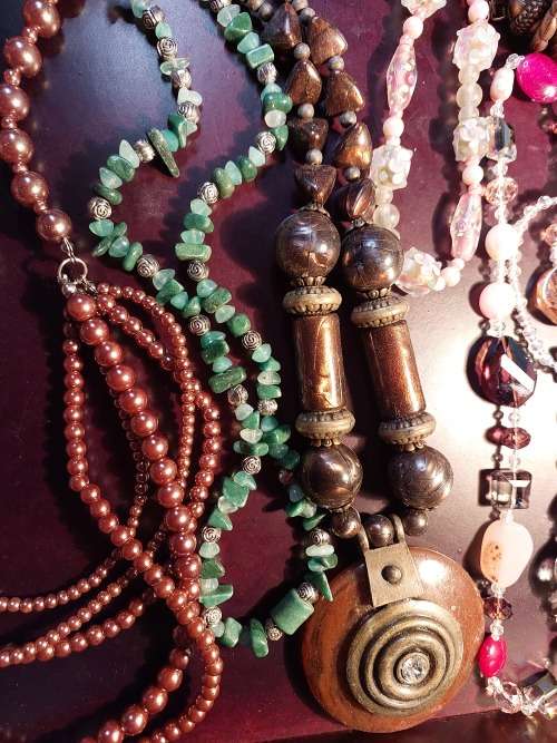 A VINTAGE COLLECTION OF COSTUME NECKLACES