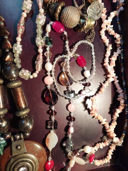 A VINTAGE COLLECTION OF COSTUME NECKLACES