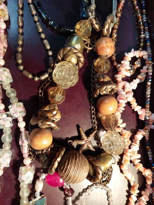 A VINTAGE COLLECTION OF COSTUME NECKLACES