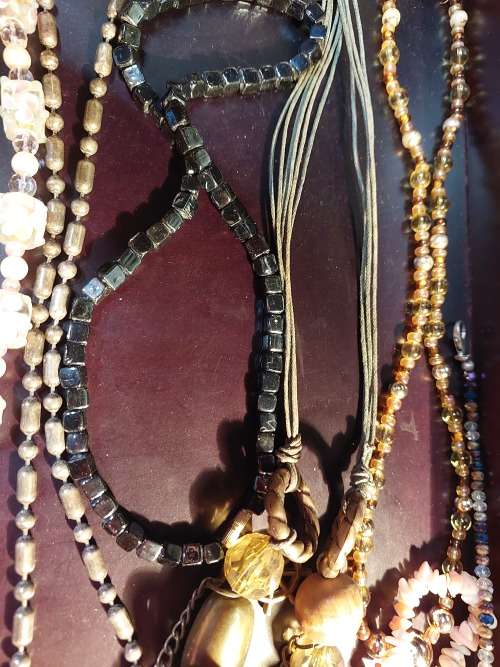 A VINTAGE COLLECTION OF COSTUME NECKLACES